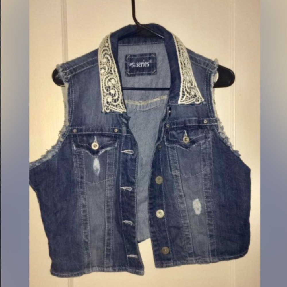 Sleevless Denim jacket